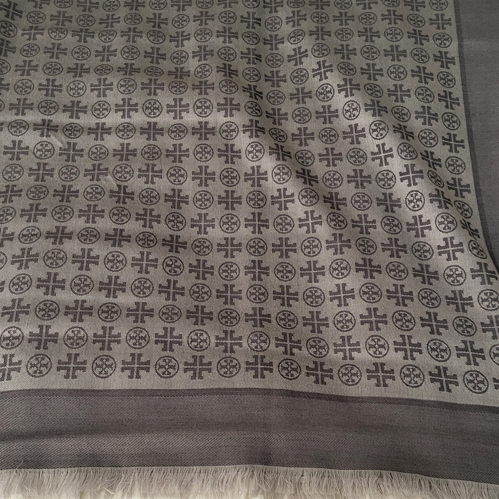 Tory Burch Traveler Logo Jacquard Wool & Silk Scarf / Shawl / Wrap - Picture 6 of 7